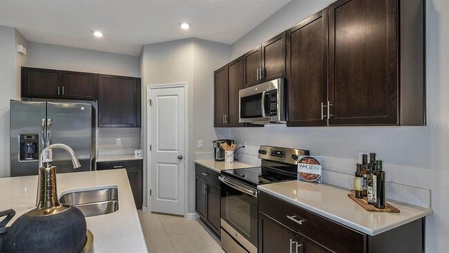 Building Photo - 10557 Oakside Dr