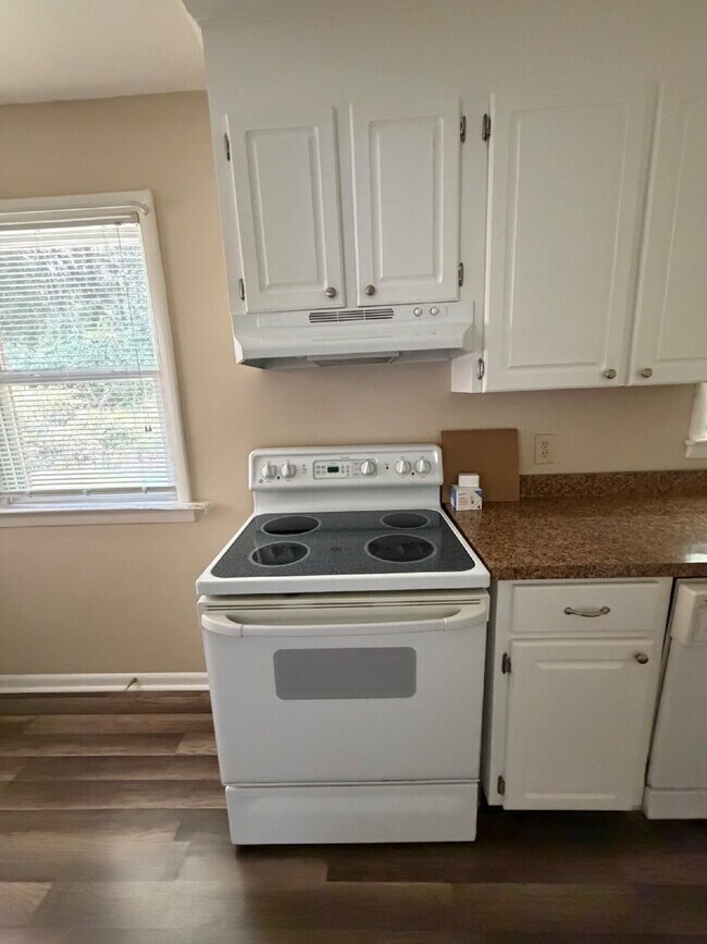 Building Photo - Immaculate 2 BR | 1 BA Apartment in Goldsboro *Water/Trash/Lawn Care Included!* Scott Hills Apts