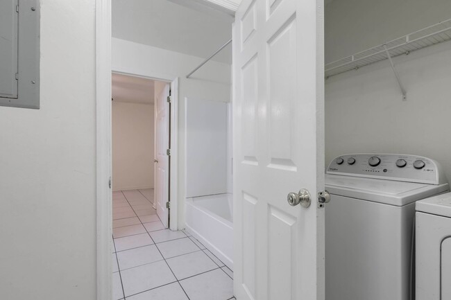 Building Photo - 4 bed 2 bath house, Walk to Stadium!! Available July 2026