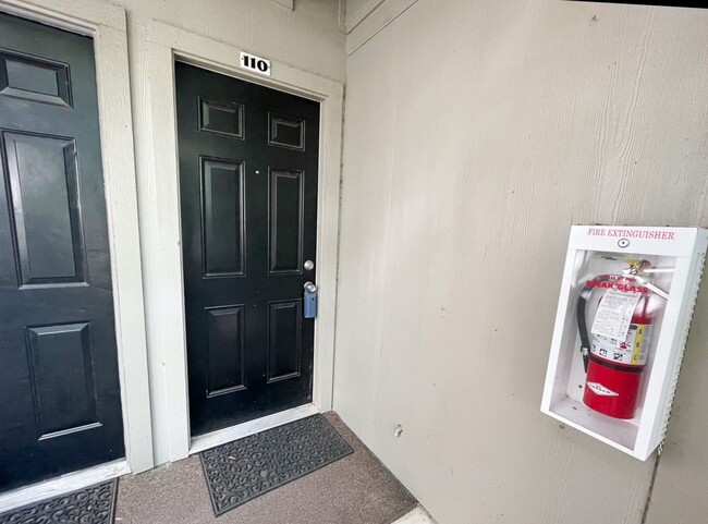 Building Photo - South Austin Condo located in Gated Commun...