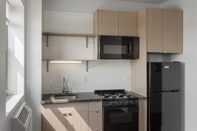 Building Photo - 1325 W Wilson Ave