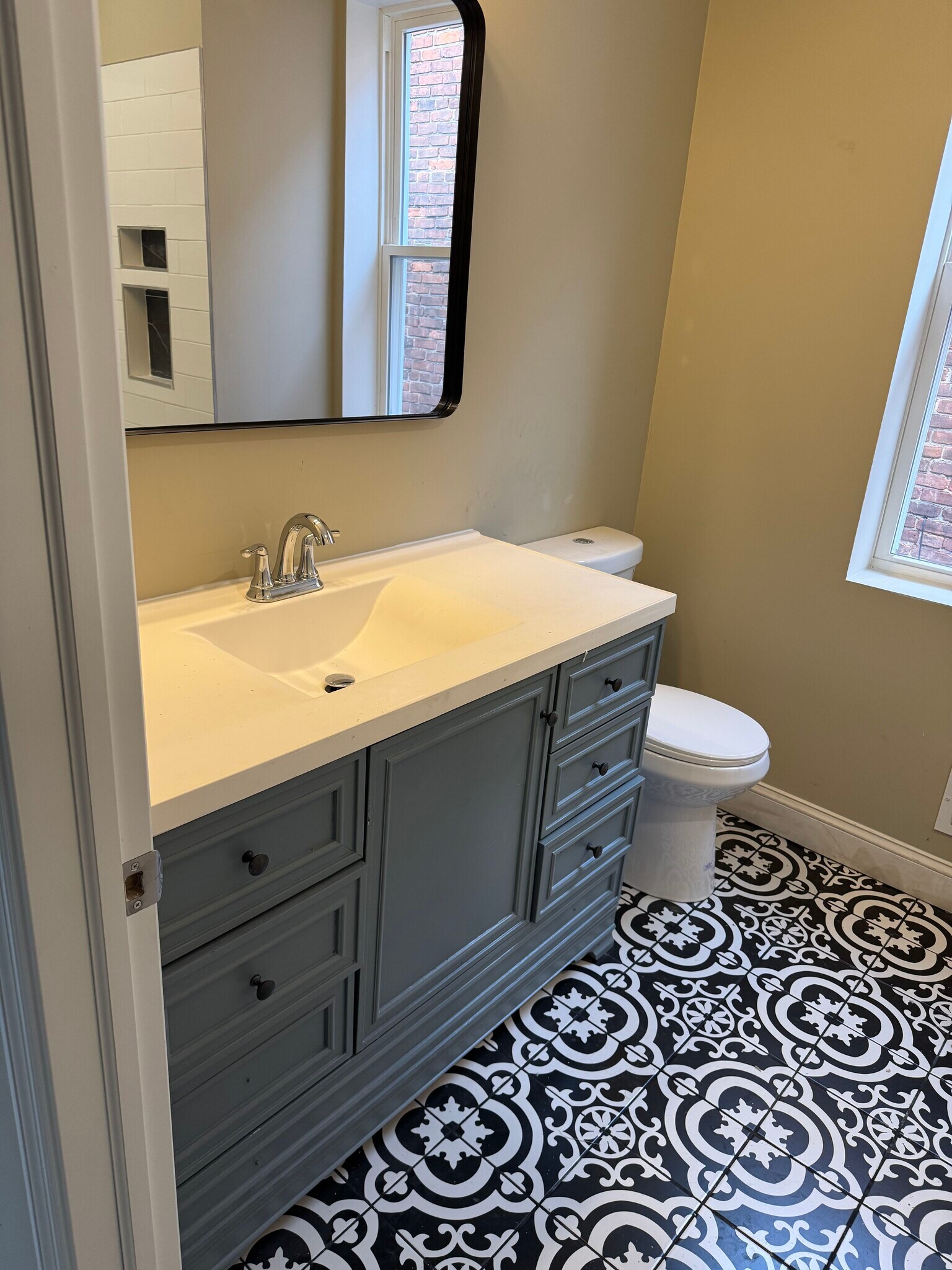 Building Photo - 5 S Augusta Ave