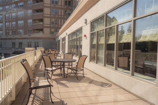 Building Photo - 300 E Overlook
