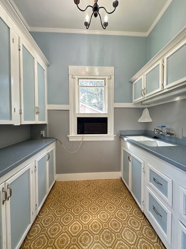 Building Photo - Upstairs 2 Bedroom - Near UCD Med Center