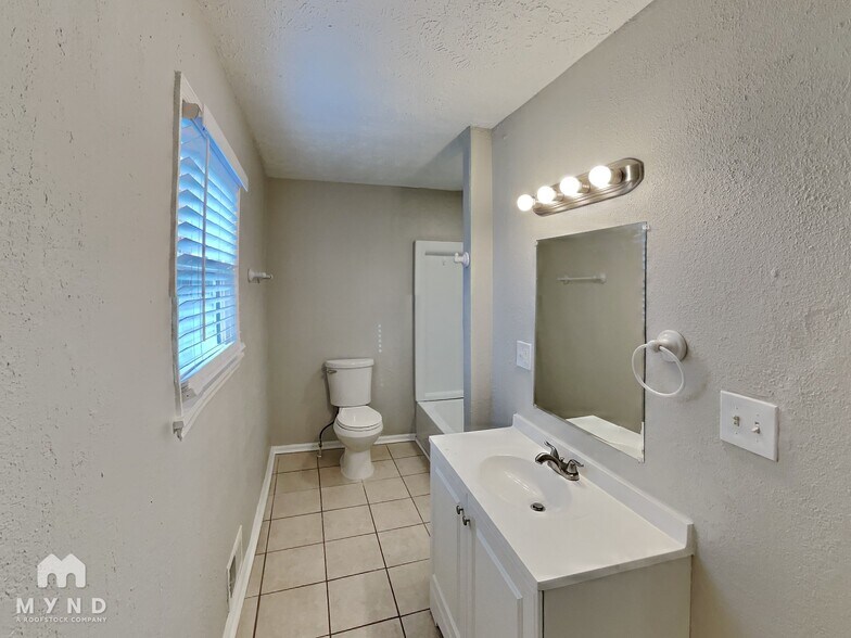 Building Photo - 3821 Rex Cir