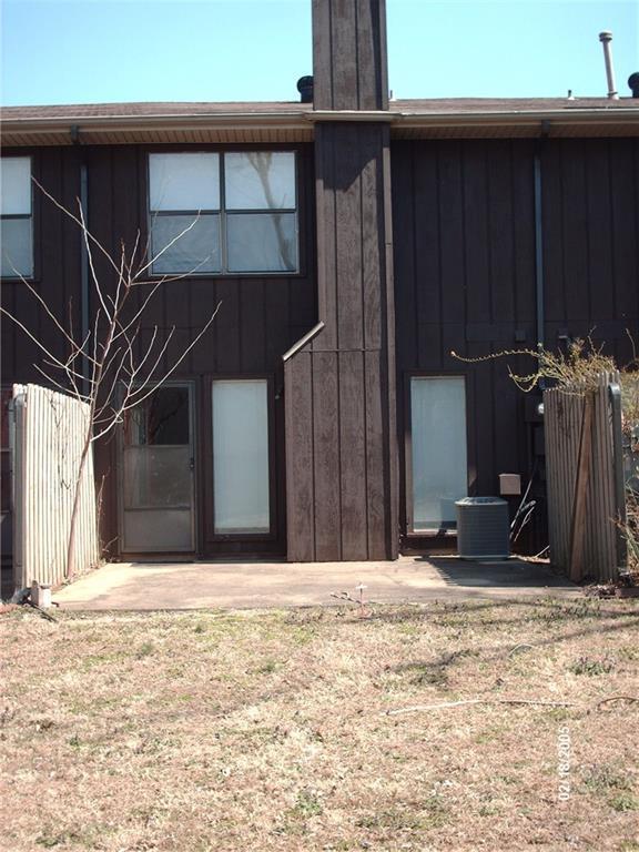 Building Photo - 2043 E Oaks Dr