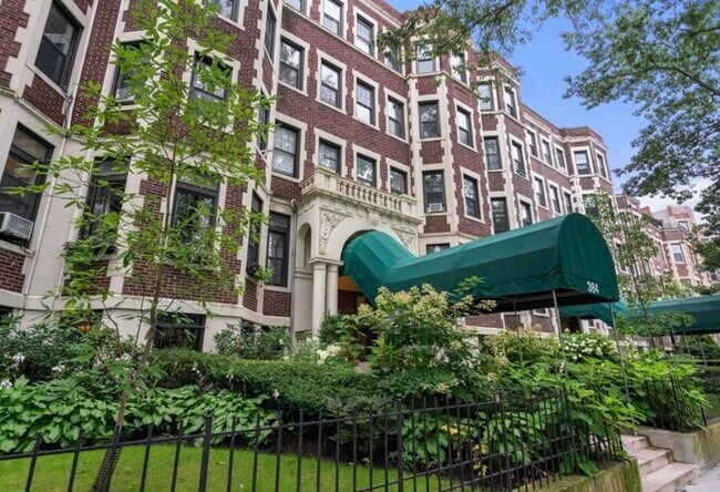 Building Photo - 382 Riverway St