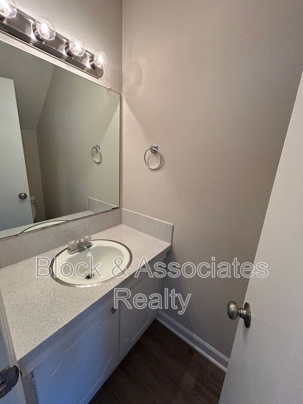 Building Photo - 522 S Cherry St