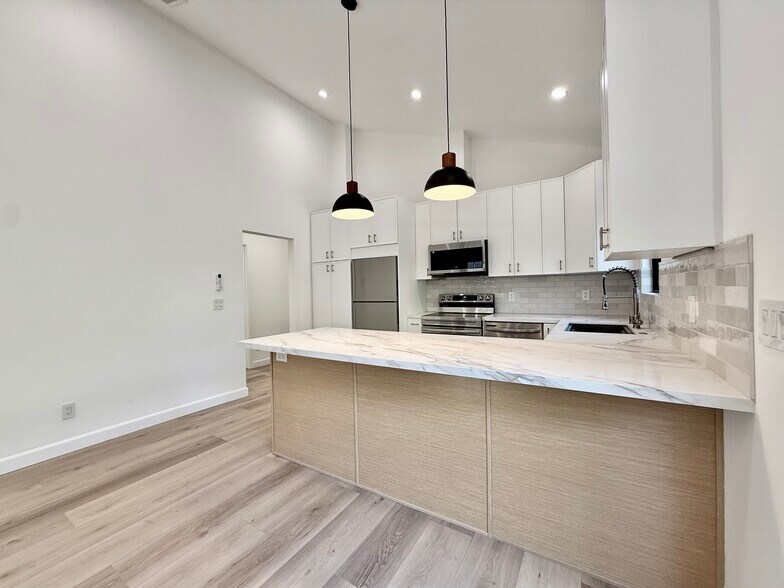 Building Photo - 619 N Vista St