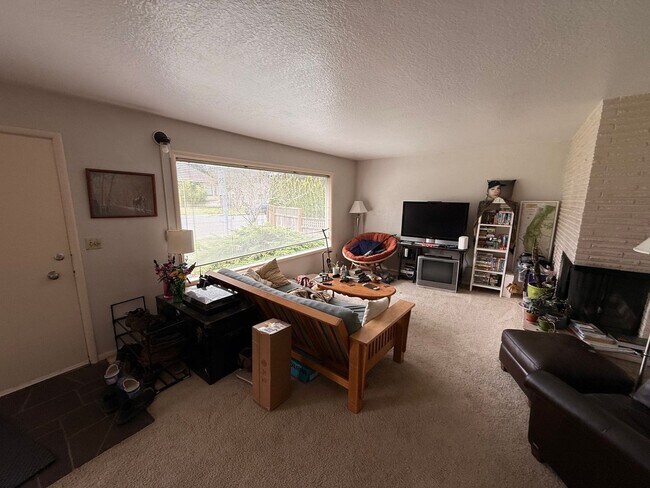 Building Photo - Spacious 5+bd/2.75 bath home on WWU bus route