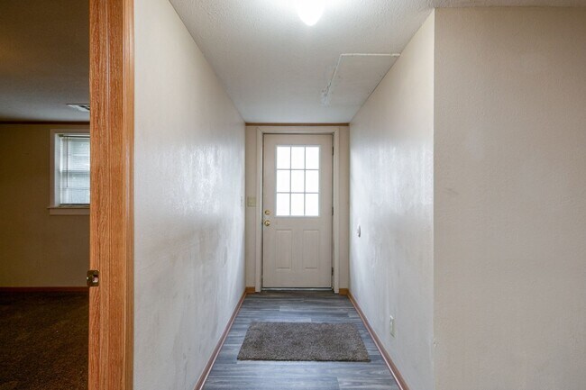 Building Photo - #6 Bedroom House with Awesome Yard Plus Ga...