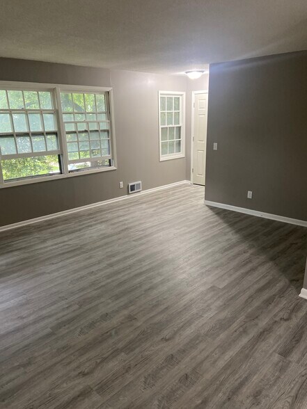 Building Photo - 332 Quincy St NE