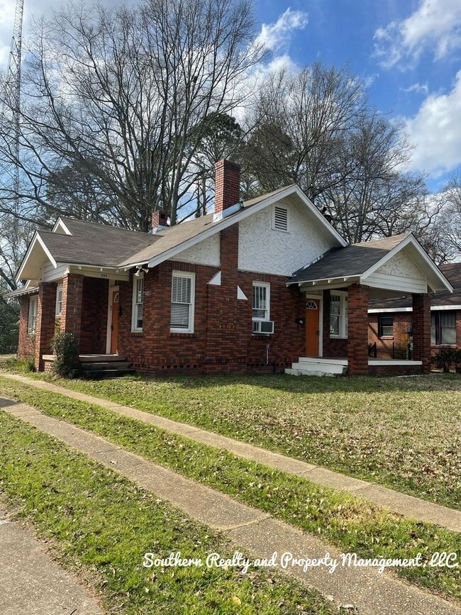 Building Photo - Newly Renovated Duplex
