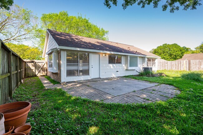 Building Photo - 412 Meadowpoint Dr