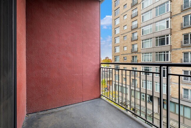 Building Photo - Old Town Lofts - South Facing Studio w/par...