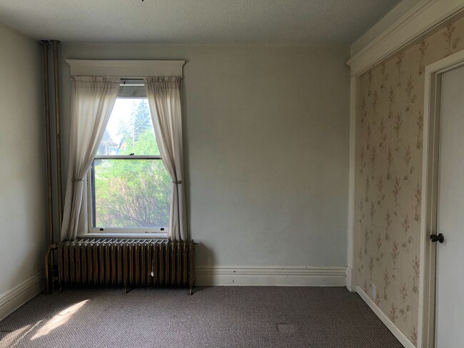 Building Photo - 1st Floor 2 Bedroom Apartment w/ Private Basement - Available July 1st