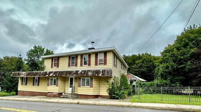 Primary Photo - 162 Main St