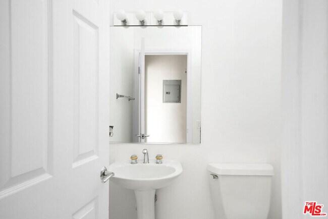 Building Photo - 1325 Arizona Ave