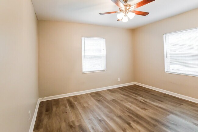 Building Photo - 5201 N Andrews Ave