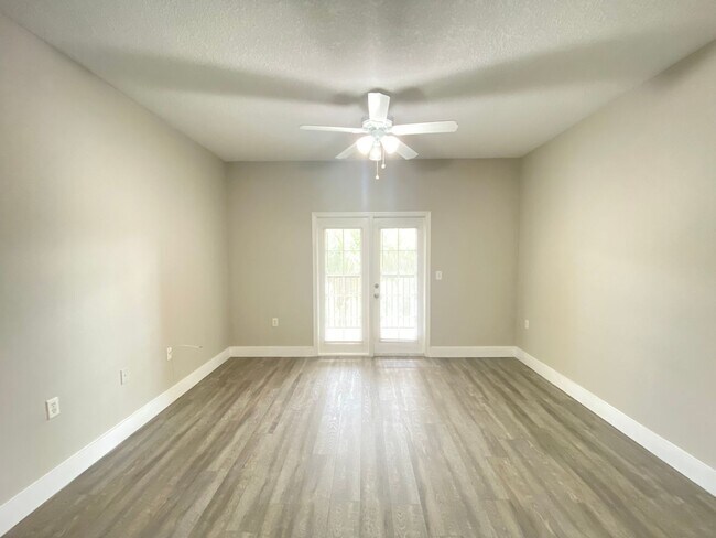 Building Photo - 1 Bedroom / 1 Bath Condo in Gated Community.
