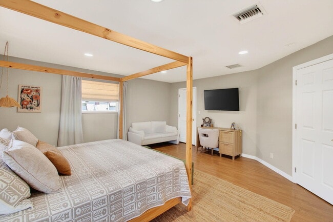 Building Photo - 301 SE 8th Ave