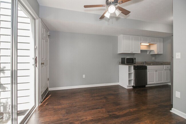 Building Photo - 3 Bedroom/2.5 Bath Westlake!! Condo living...
