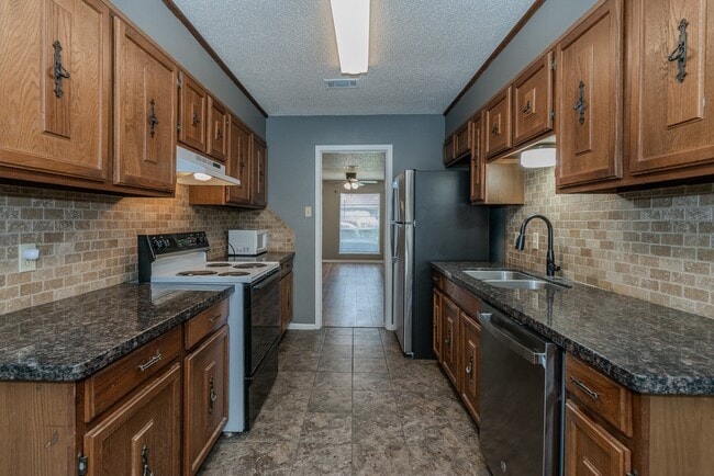 Building Photo - 6638 Lexington Dr