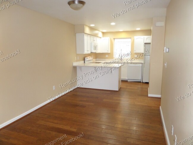 Building Photo - Great UPDATED Townhome in Super Convenient...