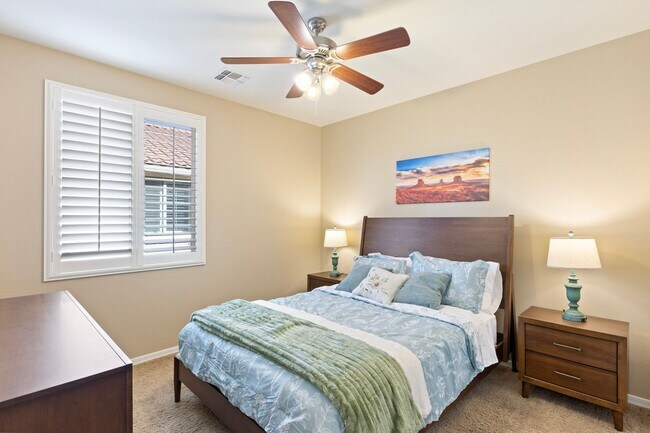 Building Photo - Stunning 2 bed 2 bath within walking distance to community center!