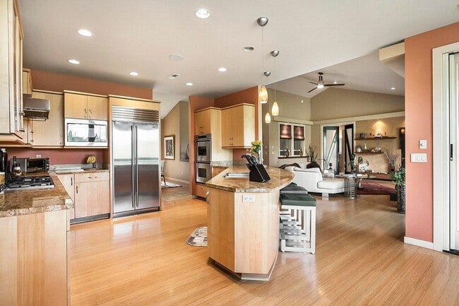 Building Photo - 1/2 off first months rent / Large home in gated Awbrey Glen neighborhood