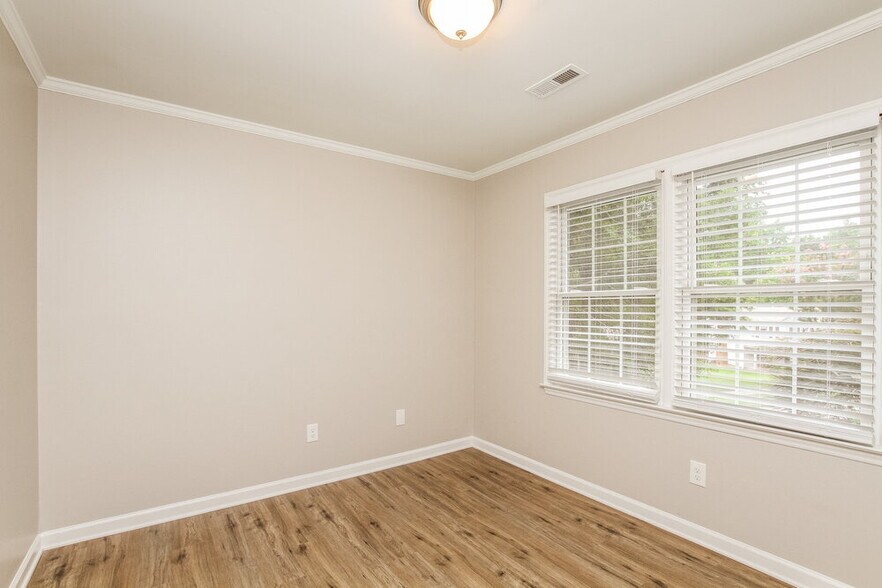 Building Photo - 105 Interlaken Pl