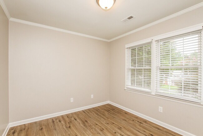 Building Photo - 105 Interlaken Pl