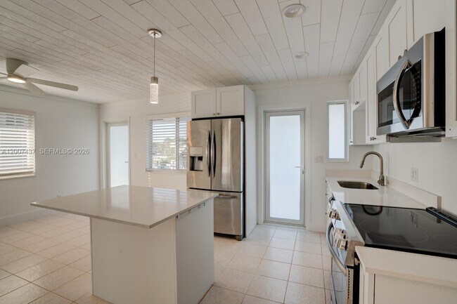 Building Photo - 1650 N Riverside Dr