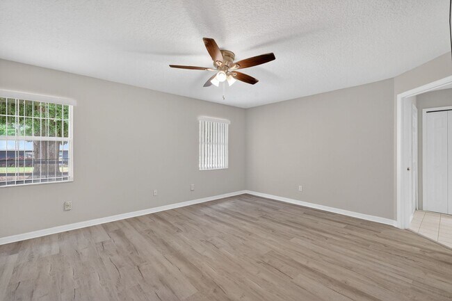 Building Photo - Available Now! Move-In Ready 3BR Home with Florida Room & Shed