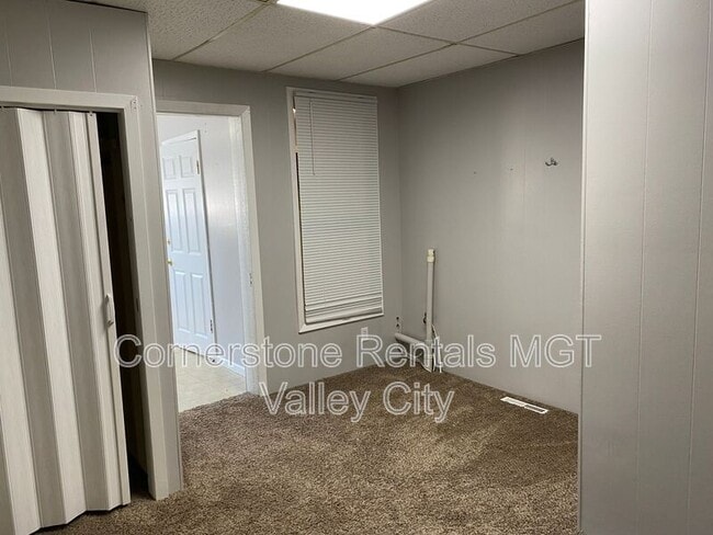 Building Photo - 405 2nd St NE