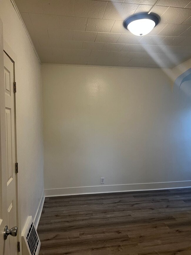 Building Photo - $950 Deposit $950 Rent