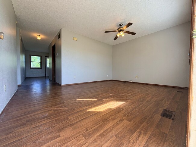 Building Photo - Cozy 2 Bedroom Duplex!