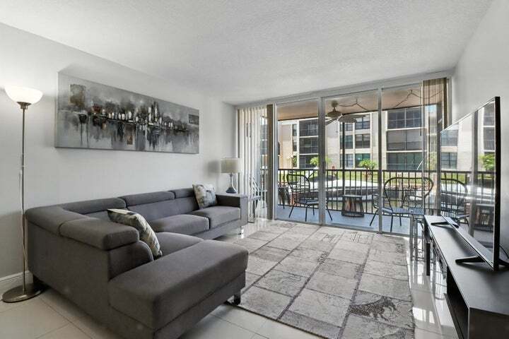 Building Photo - 6 Royal Palm Way