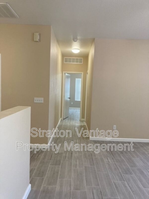 Building Photo - 1017 S Clancy Cir