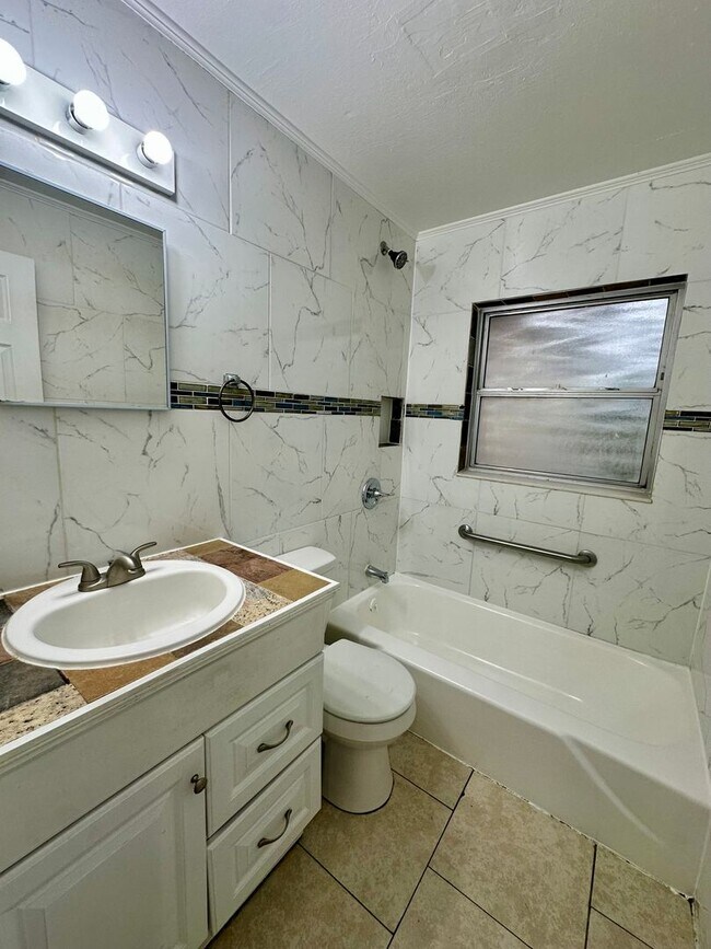 Building Photo - Charming 3-Bedroom, 1.5-Bathroom Home with Stunning Lake Views