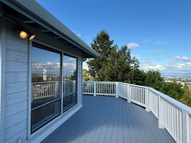 Building Photo - $4,390 / 3 BR - HILLTOP HOME WITH STUNNING BAY & BRIDGE VIEW IN HAYWARD!