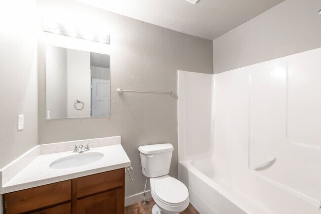 Building Photo - Awesome 2 Story Townhome in Vineyard w/ attached 2 car garage!