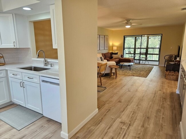 Building Photo - Seasonal Short-Term 2 Bedroom 2 Bathroom 2nd Floor Condo in Estancias of Capri Isles!