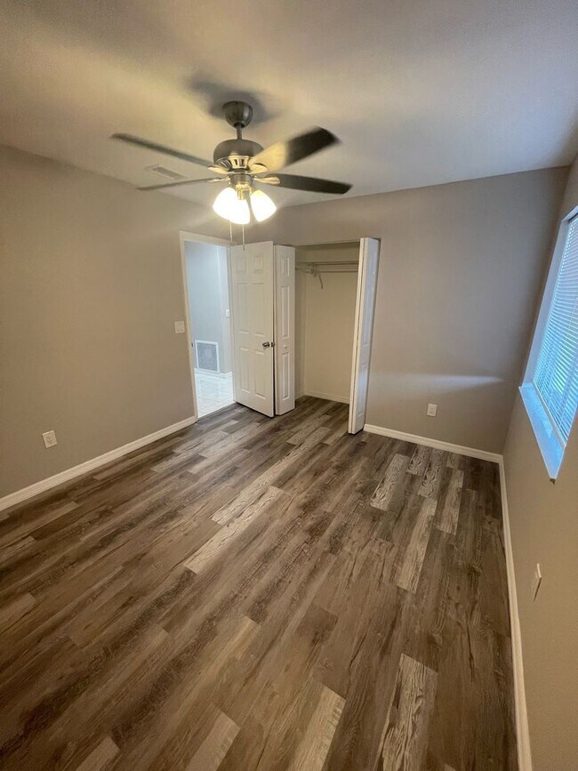 Building Photo - Annual Unfurnished Renovated Single-family Home near Mckibben Park!