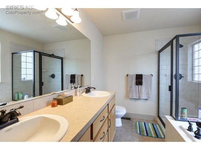Building Photo - 2427 Maple Hill Dr