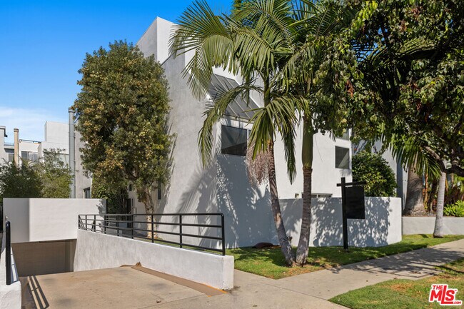 Building Photo - 11925 Goshen Ave