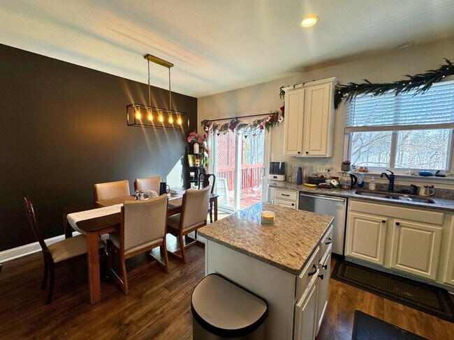 Building Photo - Well-Located 3BR, 2-Full, and 2-Half Bath Townhouse w/ One-Car Garage in Sterling, VA