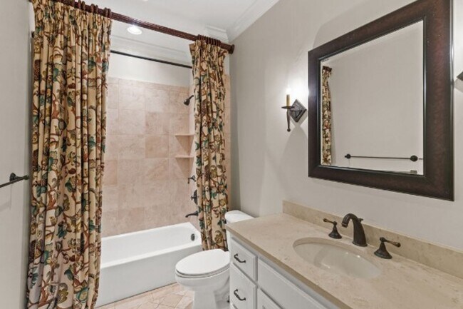 Building Photo - Impeccable Green Hills Home