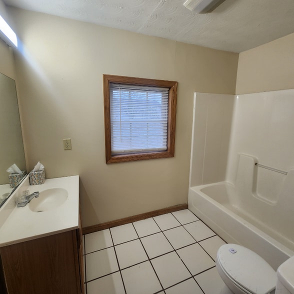 Building Photo - 2285 Hixton Rd