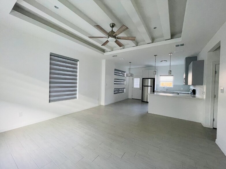 Building Photo - 1623 W Smt Dr